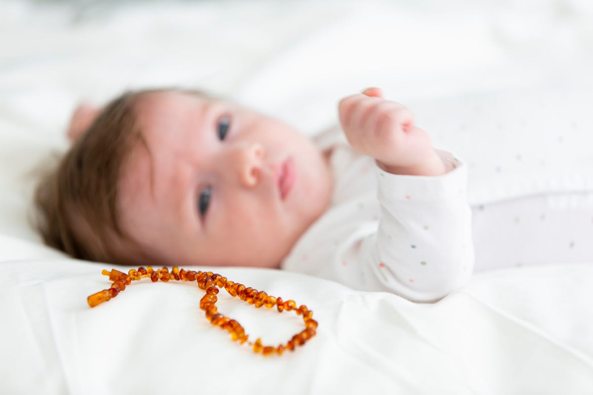 Collier en ambre pour bébés : bienfaits et conseils