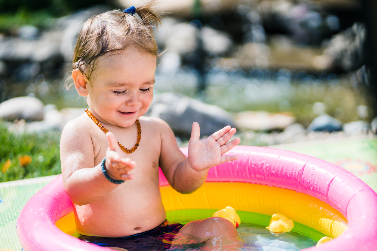 Piscine Gonflable : Un Bébé De 18 Mois Se Noie Et Est Ramené À La Vie |  Parents.fr