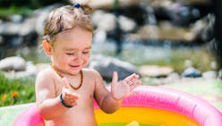 Noyade : un bébé ramené à la vie après s’être noyé dans une piscine gonflable