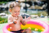 Noyade : un bébé ramené à la vie après s’être noyé dans une piscine gonflable