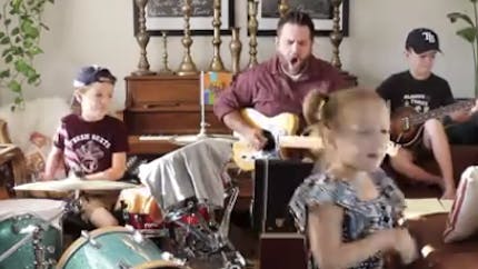 Confinée : une famille de 3 enfants déchaîne la toile avec sa reprise des Beatles