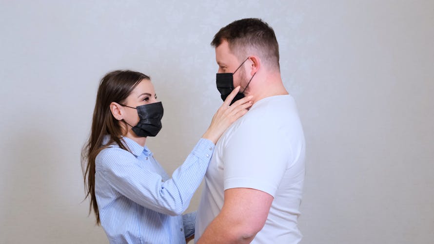 couple portant un masque
