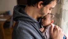 Tribune : 10 papas réclament un congé paternité plus long