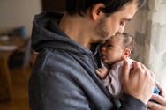 Tribune : 10 papas réclament un congé paternité plus long