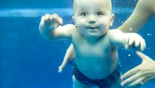 Jeter un bébé à l'eau pour lui apprendre à nager : la vidéo qui fait scandale