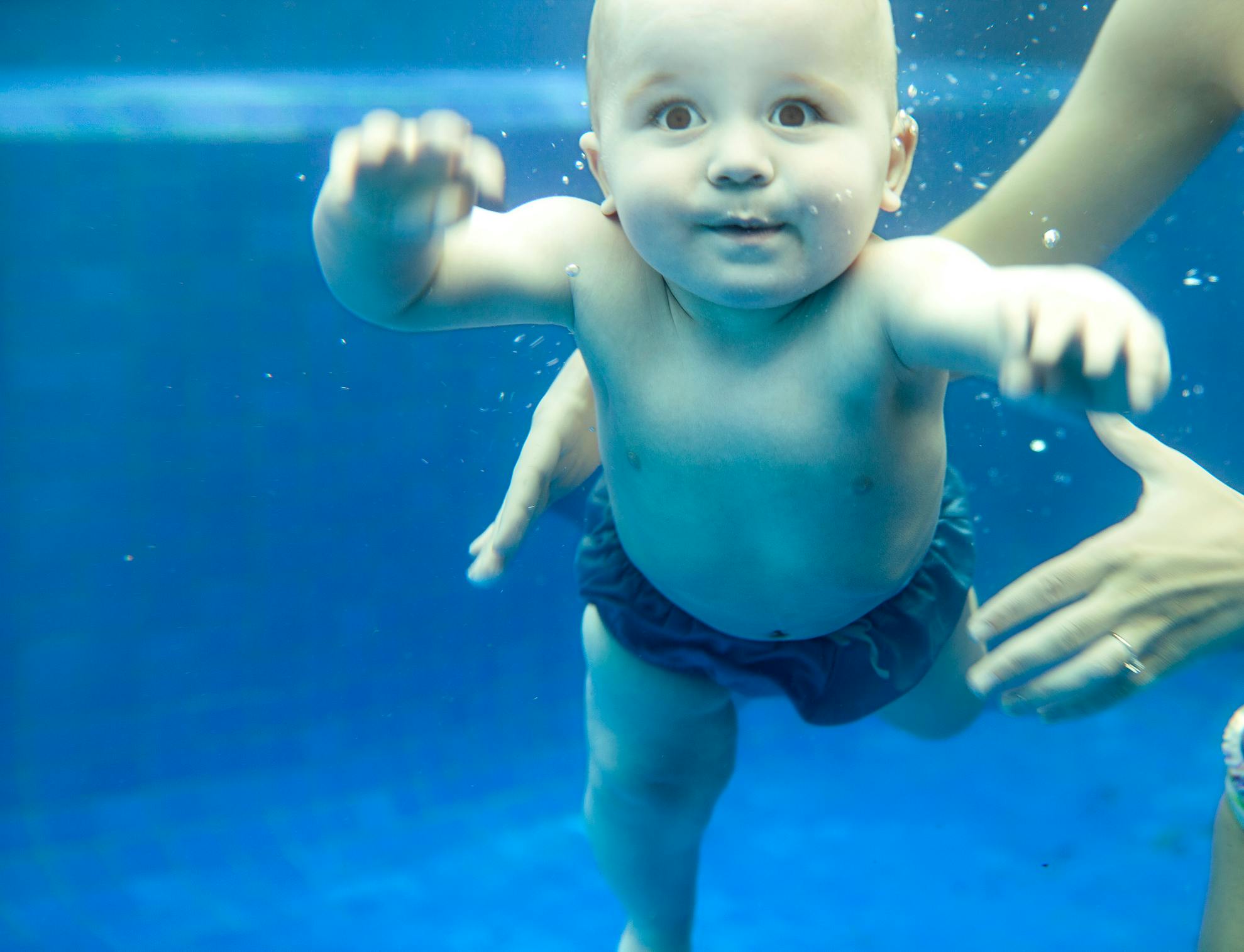 Elle Jette Un Bebe De 8 Mois A L Eau Pour Lui Apprendre A Nager Les Internautes Choques Parents Fr