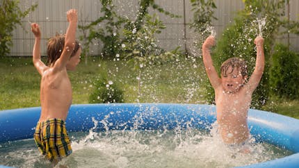 Un enfant se noie dans la piscine familiale pendant que ses parents rangeaient les courses