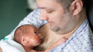 Congé paternité plus long en cas d'hospitalisation du bébé  : il est étendu aux fonctionnaires 