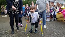 L’incroyable défi que s’est lancé Tony, 5 ans, amputé des deux jambes