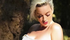 Katy Perry enceinte : inquiète pour son nombril déformé