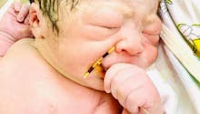 L'étonnante photo de ce nouveau-né tenant le stérilet de sa mère dans la main