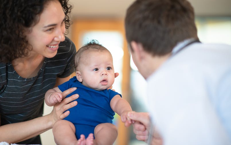 Un Medecin Distrait Un Bebe Avec Des Chatouilles Durant Sa Vaccination La Video Fait Le Buzz Parents Fr Un Medecin Distrait Un Bebe Avec Des Chatouilles Durant Sa Vaccination La Video Fait Le Buzz Parents Fr