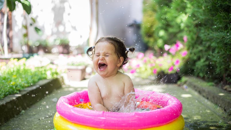 fille joue dans sa mini piscine