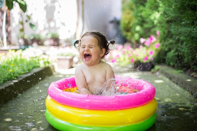 fille joue dans sa mini piscine