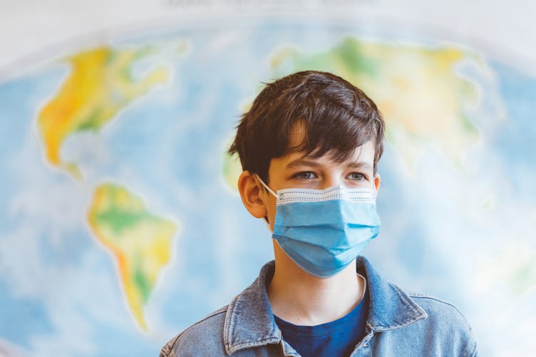 un collegien porte un masque obligatoire contre le coronavirus