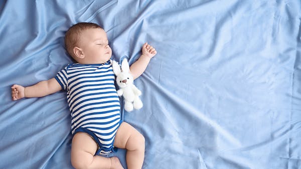 Bébé respire fort : comment reconnaître le stridor ?