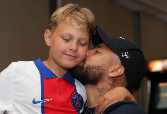 neymar papa en vacances ce beau moment de complicite partage avec son fils video parents fr