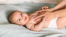 3 massages de pro pour soulager les petits maux de bébé