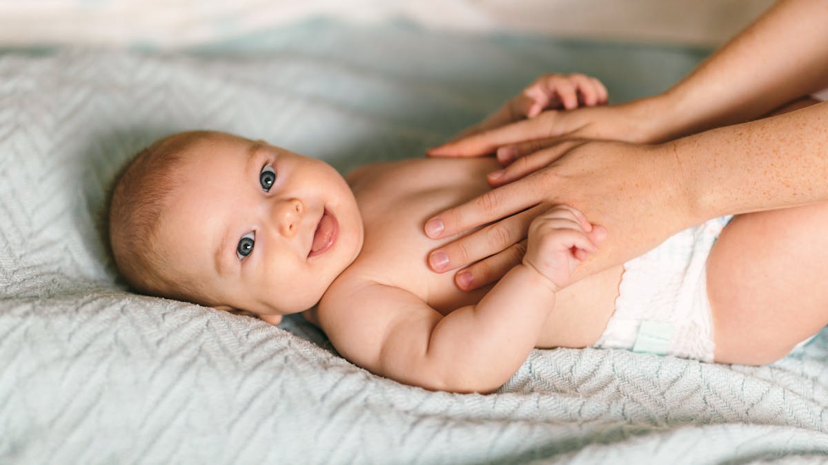 Les Conseils Du Pro Pour Soulager Les Petits Maux De Bebe Avec Des Massages Parents Fr Les Conseils Du Pro Pour Soulager Les Petits Maux De Bebe Avec Des Massages Parents Fr
