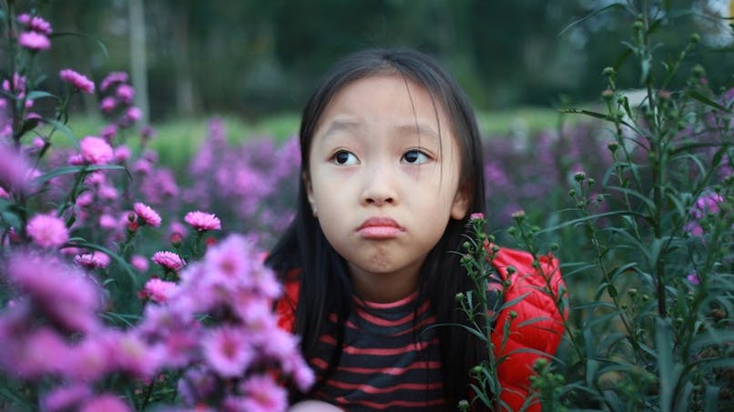 fille d'origine asiatique dans un jardin
