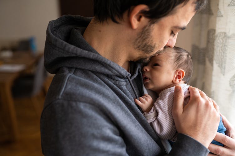 Un rapport d’experts préconise d’allonger le congé paternité à 9 semaines