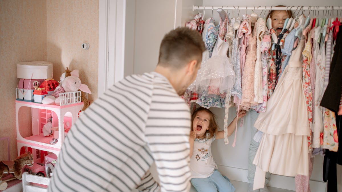 Craquant : un papa dévoile l’hilarante cachette de sa fille lors d’un cache-cache