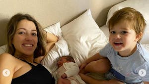 Camille Schneiderlin (Koh-Lanta) maman : les photos très intimes de son accouchement à domicile