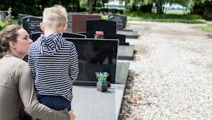 Un enfant de 6 ans reste toute une journée auprès de son père décédé