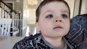 Méfiez-vous des jouets de bain : une maman raconte comment son fils a failli perdre la vue