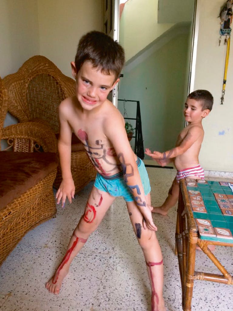 deux petits garçons