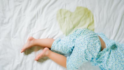 Faire pipi au lit : définition et traitement de l'énurésie primaire chez l'enfant