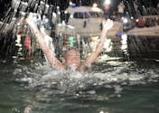 Octobre Rose : un garçon de 12 ans nage pendant 14 heures pour soutenir sa maman atteinte d’un cancer