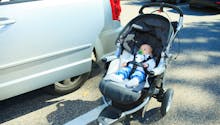 Distraite, une maman charge ses courses, la poussette contenant son bébé fonce dans un bus (vidéo)