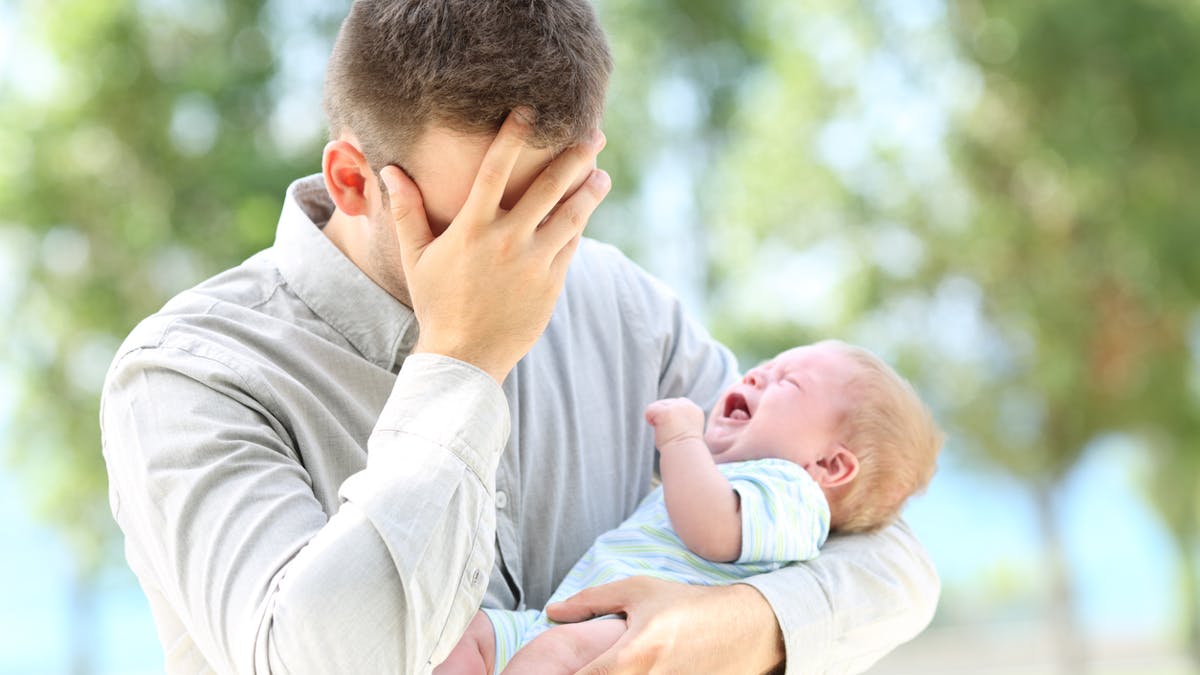 père et bébé pleurant