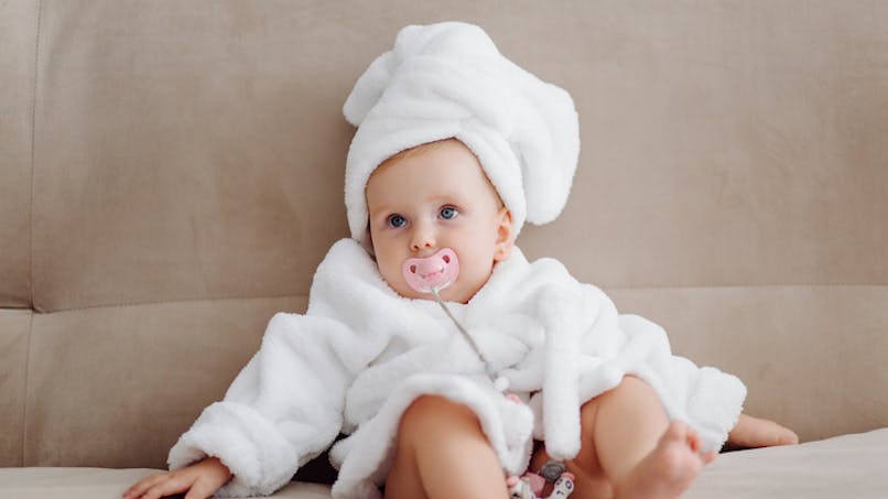 bébé avec serviette de bain
