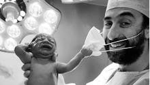 Un nouveau-né arrache le masque du médecin accoucheur !
