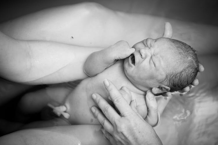Les photos incroyables d’un papa transgenre accouchant dans l’eau
