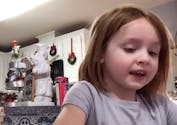 Vidéo hilarante : un papa vidéobomb le tuto d’arts plastiques de sa fille