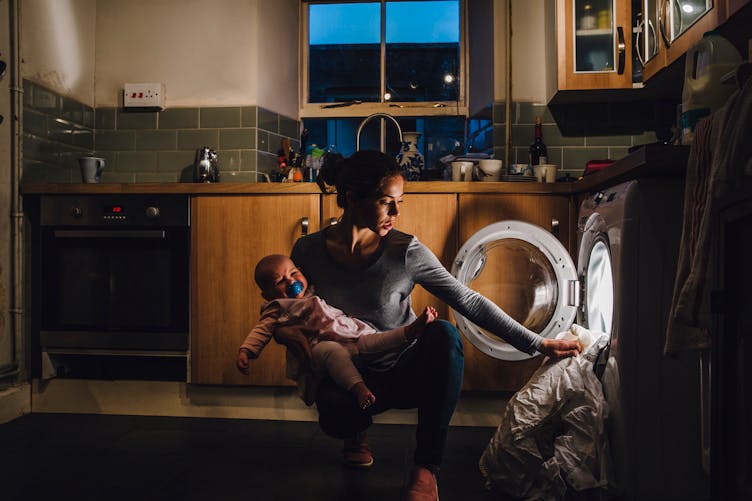 “J’ai laissé mon bébé dormir dans le panier à linge” : le témoignage déculpabilisant d’une maman dépassée par la maternité