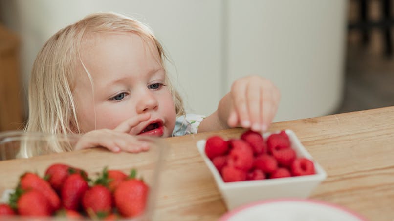 bébé veut manger des fraises