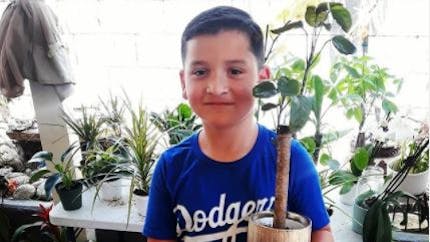 États-Unis : à 8 ans, il crée une mini-entreprise de vente de plantes pour aider sa famille en difficulté