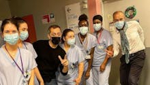 En visite dans un hôpital, Gad Elmaleh adresse un doux messages à des enfants malades