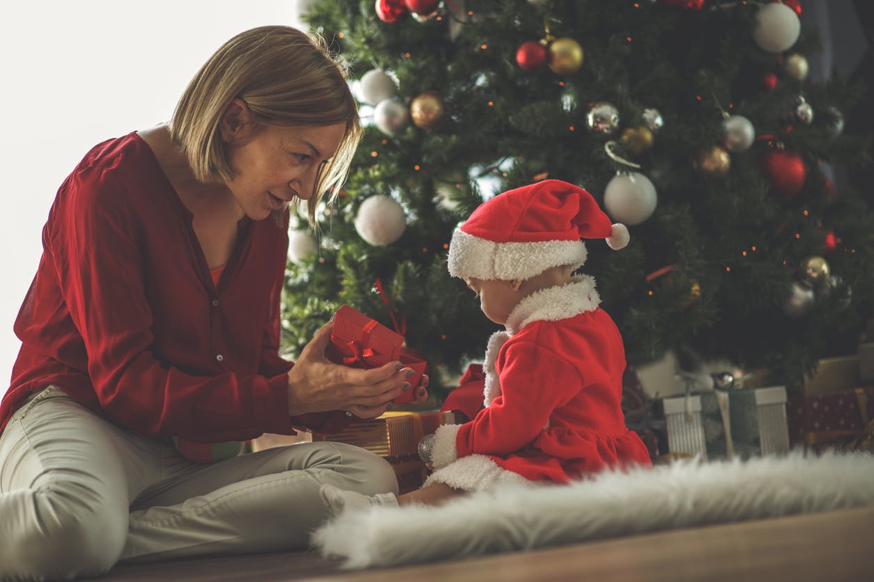 Cadeaux Sous Le Sapin : Les Précautions Pour Éviter Les Accidents Avec Bébé  | Parents.fr