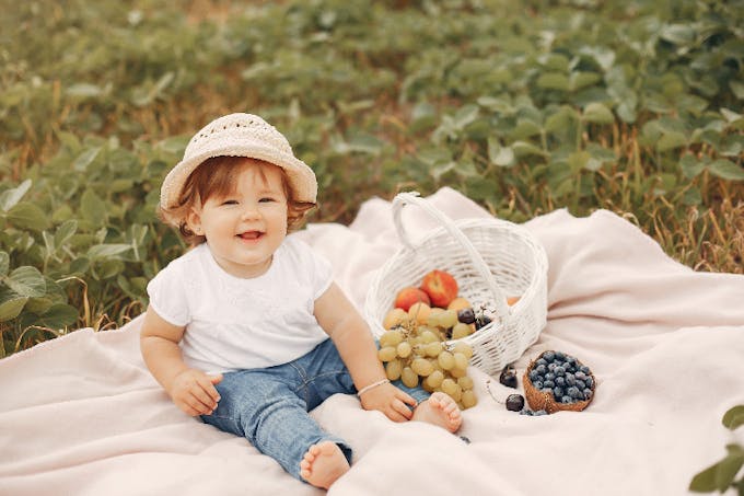 bébé avec des fruits