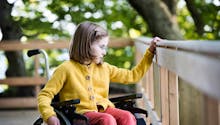 Une fillette passe six ans en chaise roulante à cause de sa mère