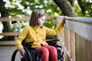 Une fillette passe six ans en chaise roulante à cause de sa mère