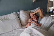 Sommeil des parents : des nuits perturbées pendant six ans environ, d'après une étude
