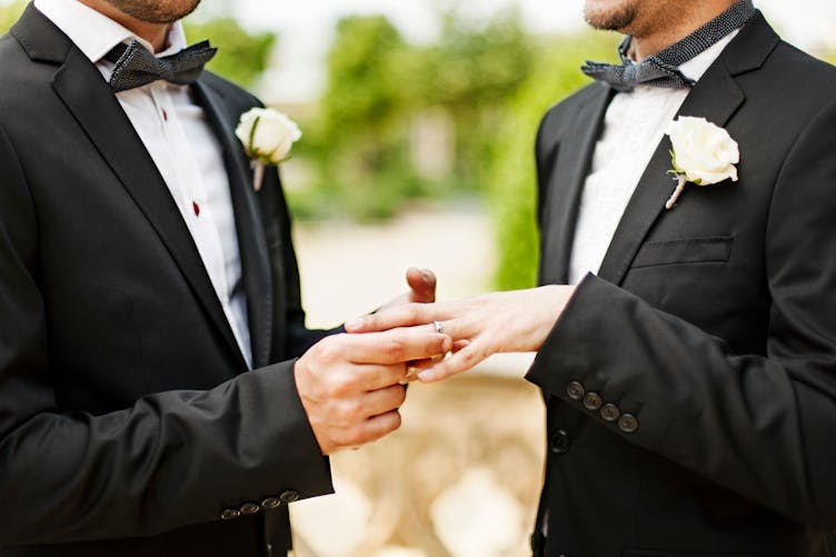 L’émouvant discours d’un père autrefois homophobe lors du mariage de son fils homosexuel