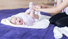 Soins de bébé : des lingettes rappelées à cause d’une contamination microbienne