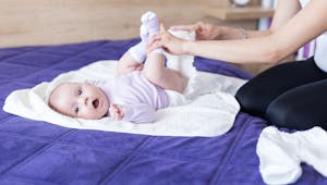 Soins de bébé : des lingettes rappelées à cause d’une contamination microbienne 